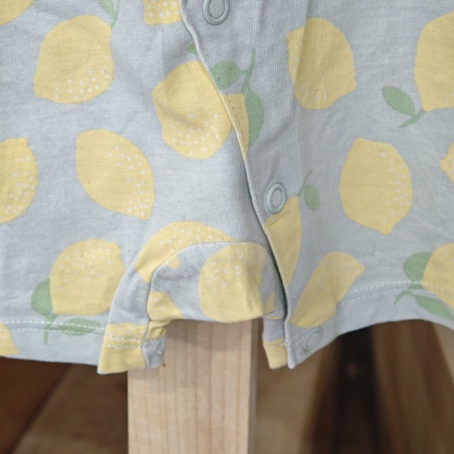  Tissu à motifs citrons avec boutons pression, vêtement bébé