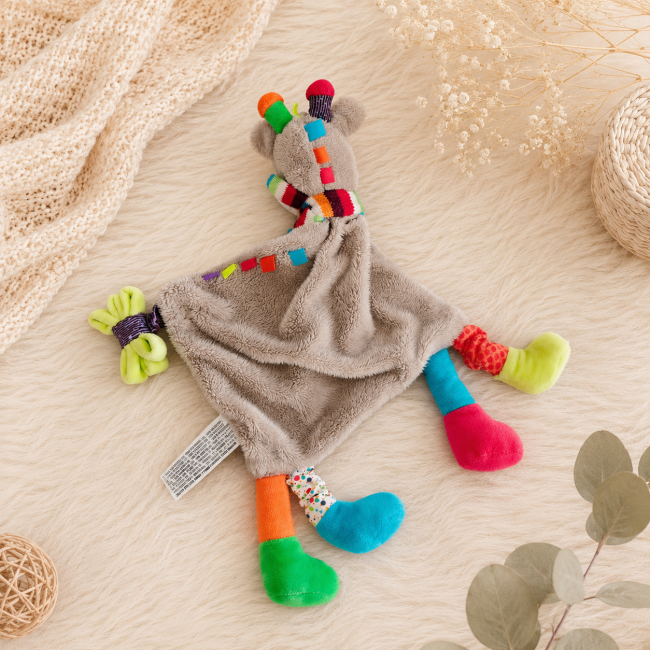 Dos du doudou girafe multicolore de seconde main pour bébé
