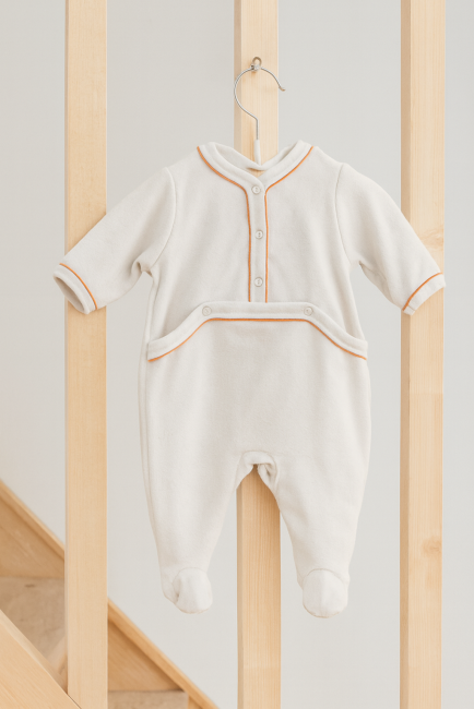 Pyjama bébé à manches longues avec passepoil orange et boutons décoratifs