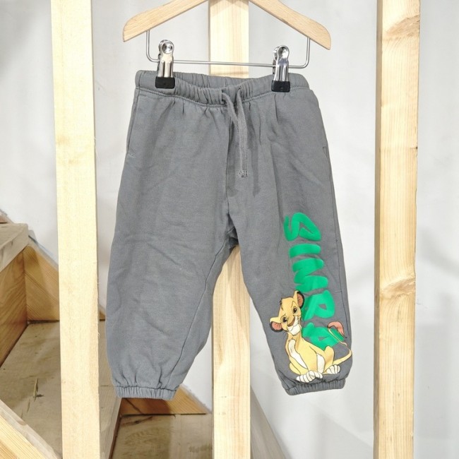 Pantalon Disney Simba gris – H&M – 12-18 mois – vue complète Pantalon gris bébé avec motif Simba du Roi Lion, taille 12-18 mois, H&M x Disney