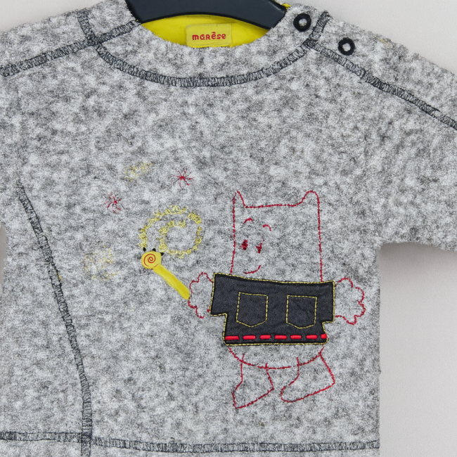 Sweat enfant gris Name It avec broderie rouge et jaune représentant un personnage magique
