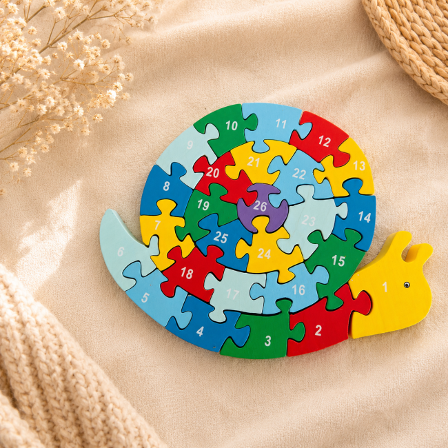 Puzzle escargot en bois coloré avec chiffres de 1 à 26
