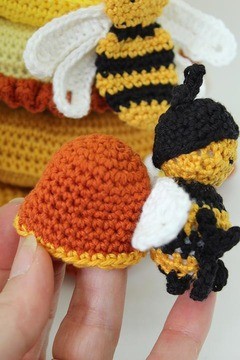 Détail abeille en crochet – Accessoire ludique et amovible Abeilles crochetées avec casque amovible – Détail du jouet