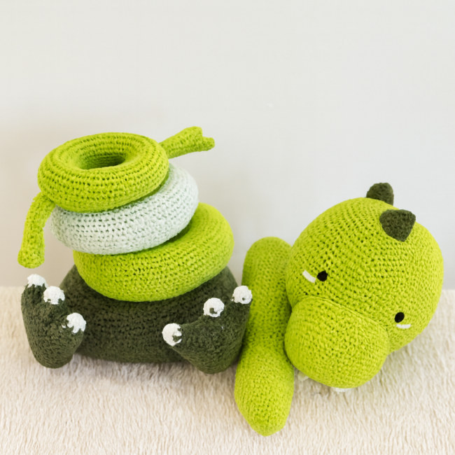 Des anneaux empilables en crochet vert, présentés séparément pour montrer les tailles.