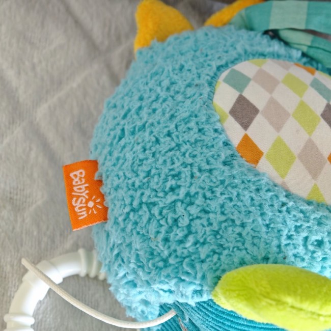 Gros plan sur la boîte à musique hérisson BabyFehn et son tissu coloré