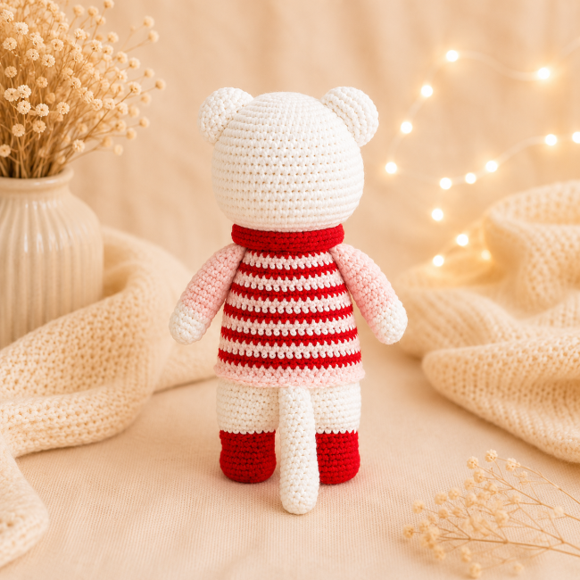 Vue arrière de la moufette au crochet blanc et rouge fait main pour décoration ou cadeau enfant