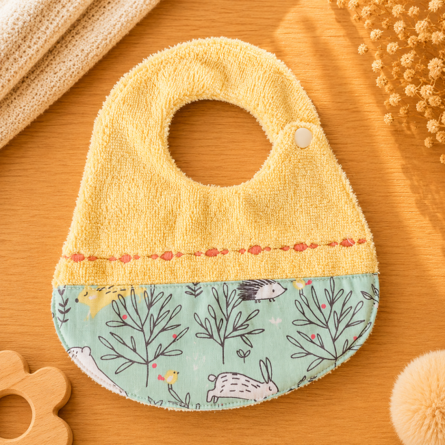 Bavoir artisanal bébé T2 en fibre de bambou jaune pastel très absorbant
