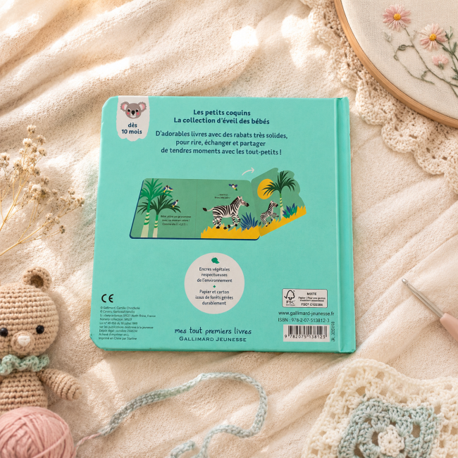 Dos du livre bébé cartonné Gallimard Jeunesse dans une décoration cocooning beige et naturelle