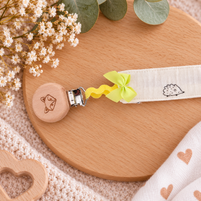 Clip en bois naturel de l'attache sucette Détail du clip en bois naturel de l'attache sucette artisanale