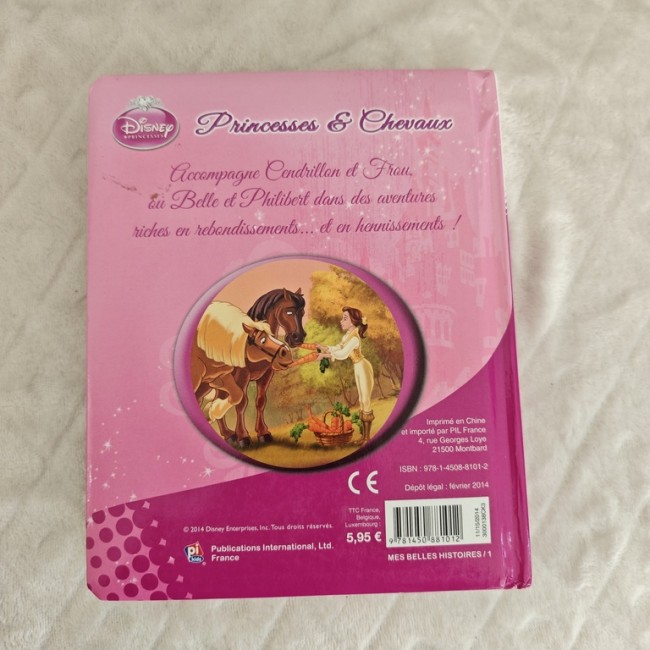  Dos du livre Disney Princesses & Chevaux, illustration d’une princesse avec un cheval, fond rose