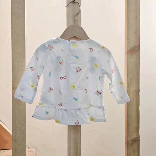 Haut seconde main TEX Baby – coton biologique – taille 6 mois Vêtement bébé seconde main TEX Baby, coton biologique, motif coloré et basque froncée