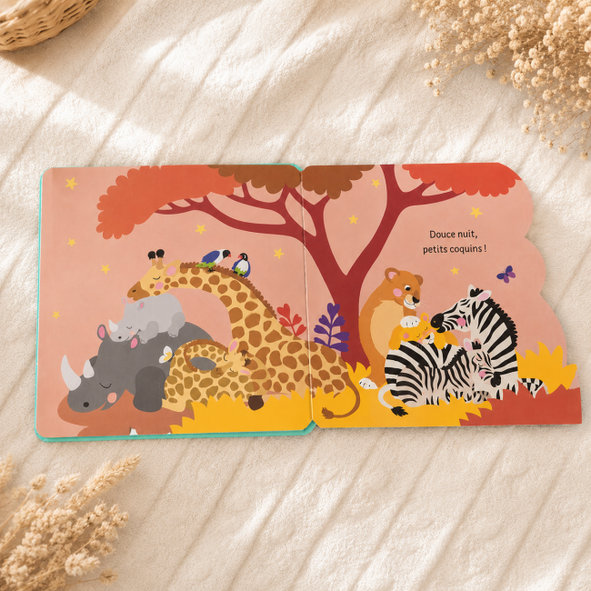 Livre bébé avec girafes et jungle tropicale dans une décoration beige et naturelle pour enfant