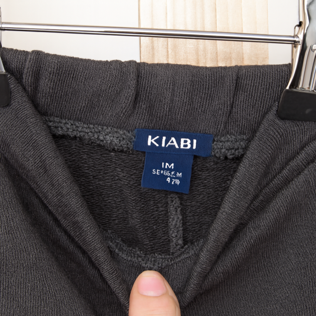  Étiquette KIABI sur jogging bébé noir, taille 1 mois (52–55 cm, 4 kg)