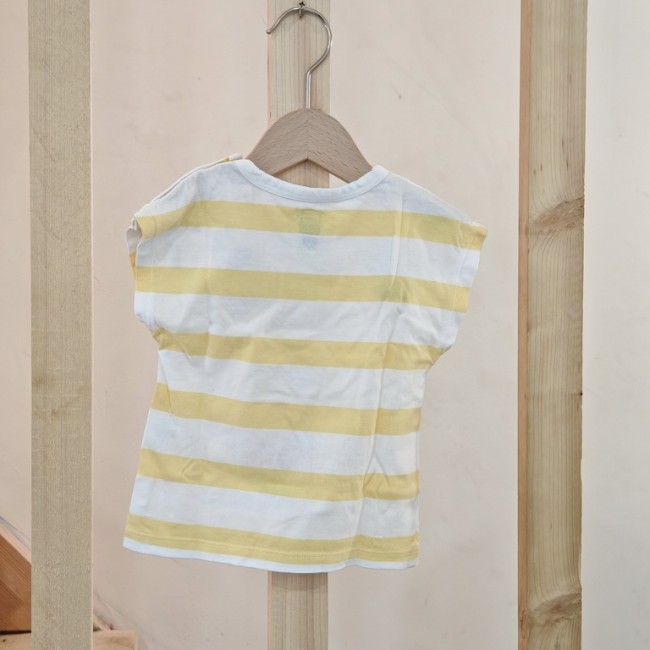 Haut rayé bébé – motif baleine – 12 mois Haut bébé rayé jaune et blanc, vue complète sur cintre en bois