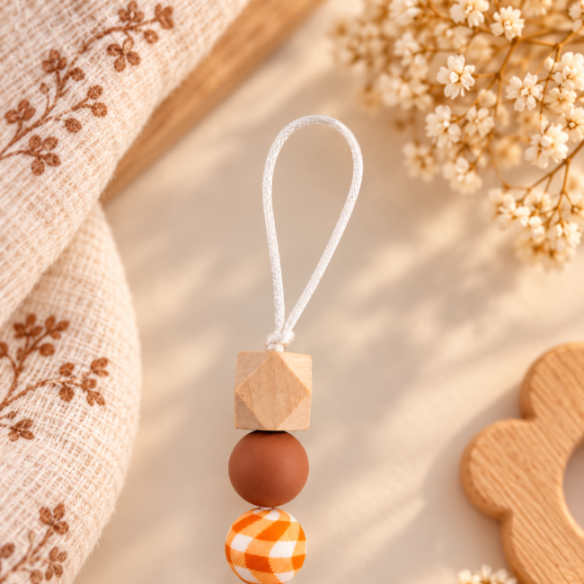 Boucle en cordon blanc et perles silicone caramel et vichy orange de l’attache-sucette