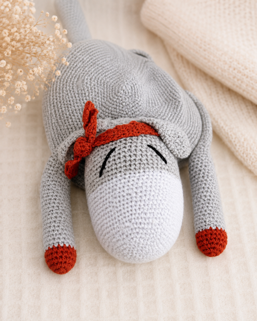 Gros plan sur le visage d’un doudou artisanal au crochet fait main