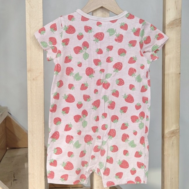 Body bébé rose à motif fraises, présenté sur cintre en bois - Vue de dos