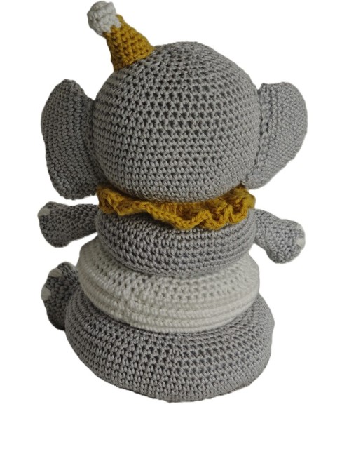 Jouet éléphant au crochet vue arrière, montrant la texture et les détails du dos.