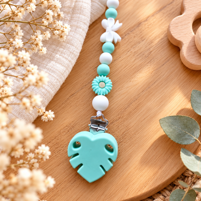 Attache sucette vert et blanc avec nœud blanc, fleur  et embout feuille en silicone.