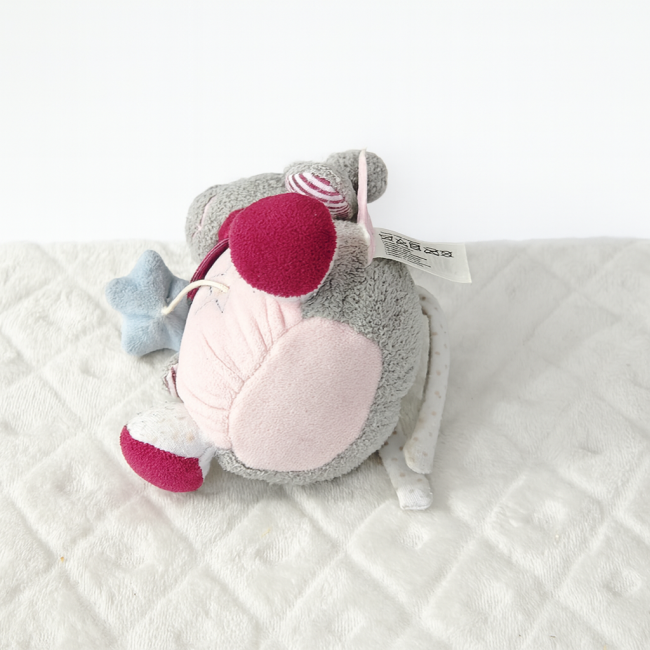 Gros plan sur les pieds du doudou avec petites bouloches, boîte à musique Doudou et Compagnie.