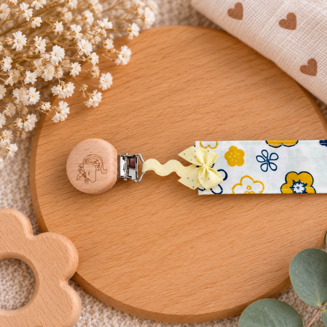 Détail du clip en bois naturel et du nœud jaune à pois