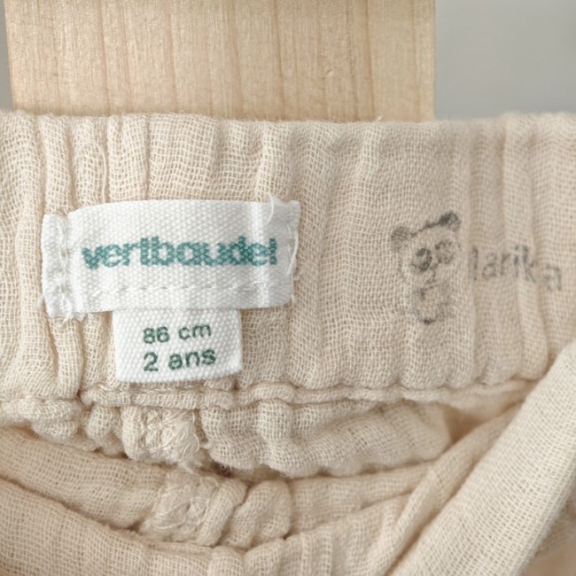 Étiquette Vertbaudet sur short enfant beige, taille 86 cm – 2 ans – vêtement seconde main