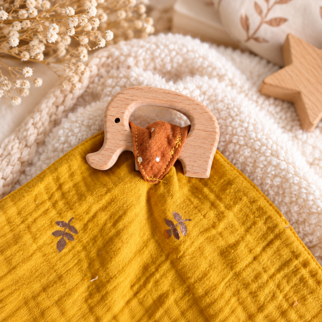 Doudou plat bébé avec anneau de dentition en bois