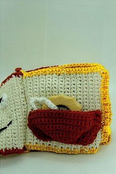 Livre sensoriel en crochet avec pochette rouge et hérisson