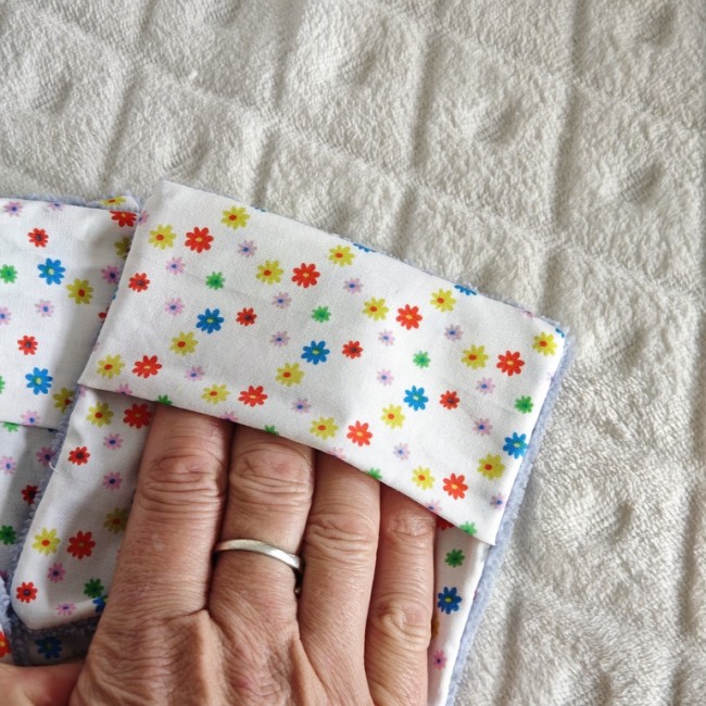 Lingette démaquillante lavable avec poche fleurie de maintien pour une meilleure prise en main Lingette démaquillante lavable avec poche fleurie pour la main en fibre de bambou