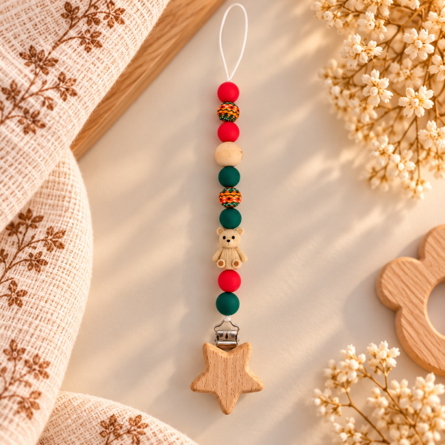 Attache-sucette artisanale en silicone et bois naturel – Ourson crème, rouge et vert