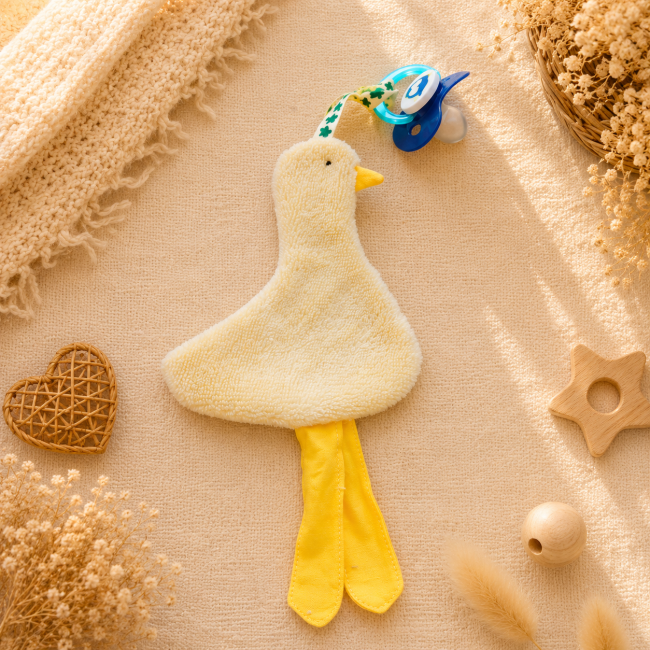 Attache-sucette artisanal – Canard jaune Attache-sucette artisanal canard jaune en bambou avec longues pattes jaunes