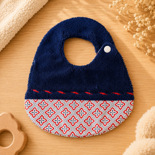 Bavoir artisanal bébé T2 en éponge bleu marine absorbante