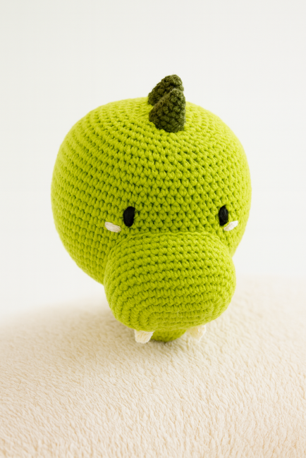 Gros plan sur le visage du dinosaure au crochet, avec une belle couleur verte