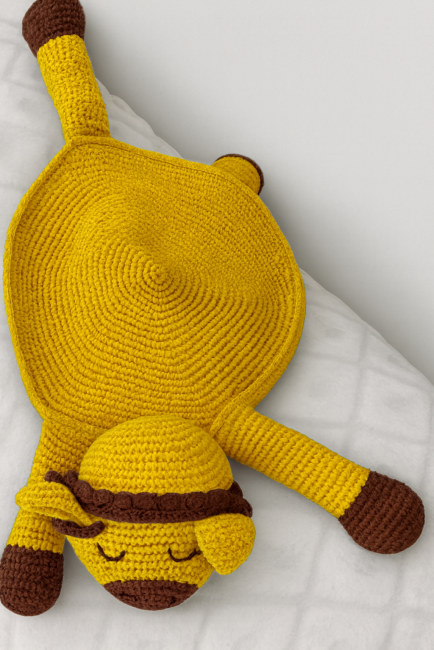 Peluche lion crochetée à la main, allongée, avec crinière, queue et détails brodés