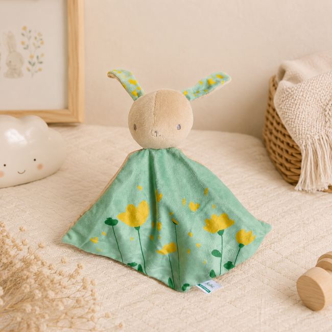 Détail du doudou lapin Klorane Bébé seconde main Gros plan doudou lapin Klorane Bébé tissu doux vert d'eau fleurs jaunes