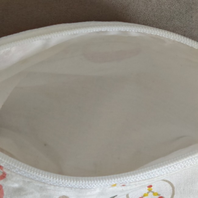 Intérieur de trousse artisanale doublée de tissu blanc