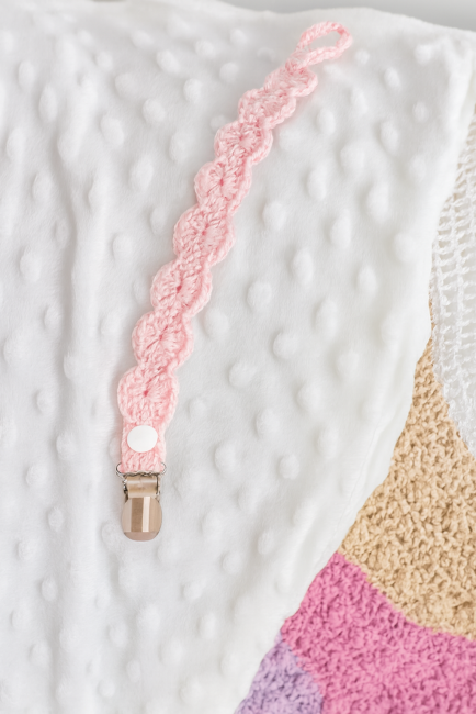  Attache sucette crochetée rose avec motif fleuri et clip métallique – accessoire bébé fait main