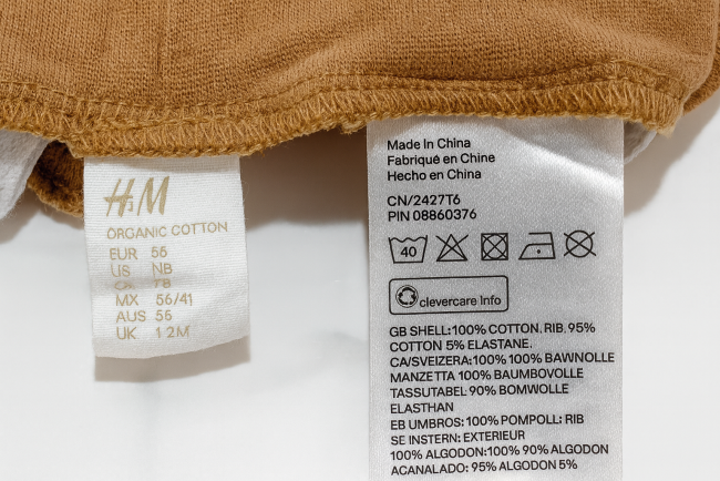 Étiquettes du pantalon H&M bébé en coton bio, taille 56, avec instructions d’entretien