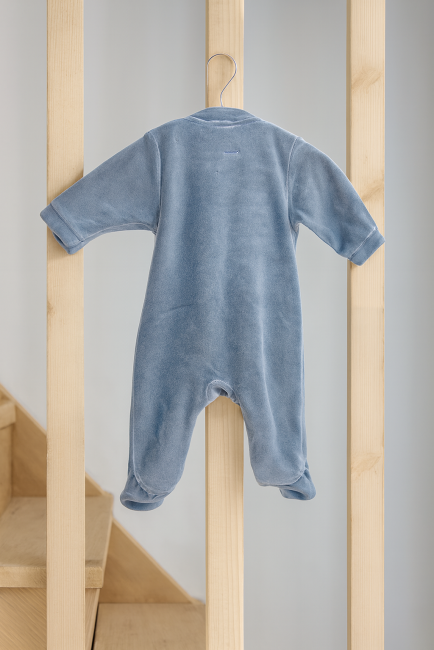Pyjama bébé bleu-gris en velours, manches longues et pieds couverts, vue arrière