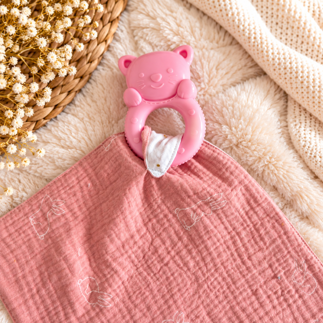 Anneau de dentition ours rose avec grelot intégré sur doudou bébé