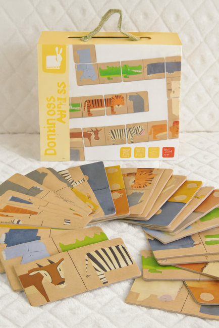 Boîte de dominos Janod avec animaux sauvages colorés, pièces en carton disposées en éventail