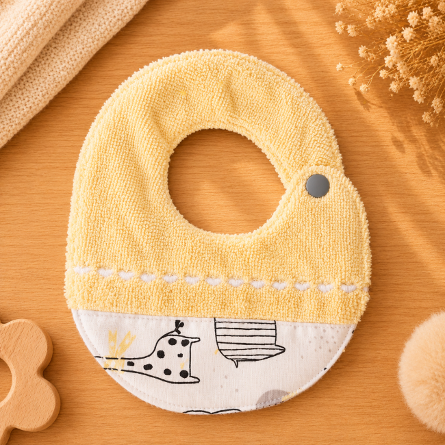 Bavoir artisanal bébé T1 en fibre de bambou jaune Bavoir artisanal bébé T1 en fibre de bambou jaune pastel avec tissu animaux