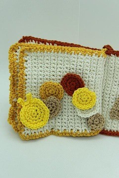 Page crochetée avec cercles colorés et motif chenille jaune