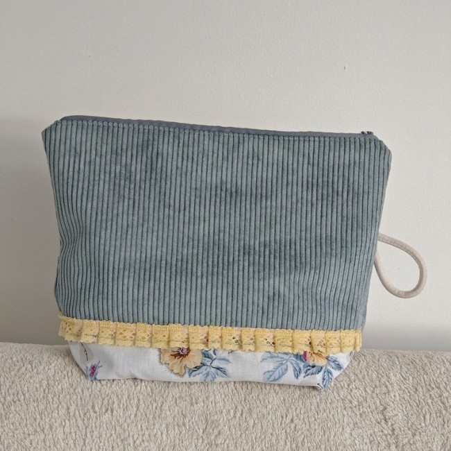 Trousse faite main avec haut en velours gris et bas fleuri bleu et jaune, dentelle jaune Trousse bicolore fleurie – Dentelle jaune et velours côtelé
