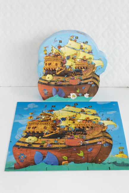 Puzzle Djeco “Le bateau de Barberousse” terminé avec boîte visible, illustration pirate détaillée
