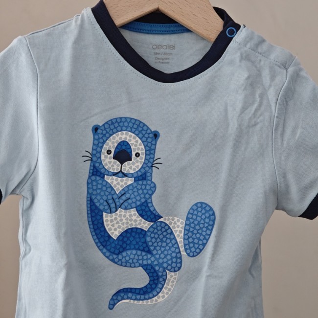 Motif loutre du tee-shirt OBAÏBI 18 mois Détail du motif loutre bleue sur tee-shirt OBAÏBI 18 mois