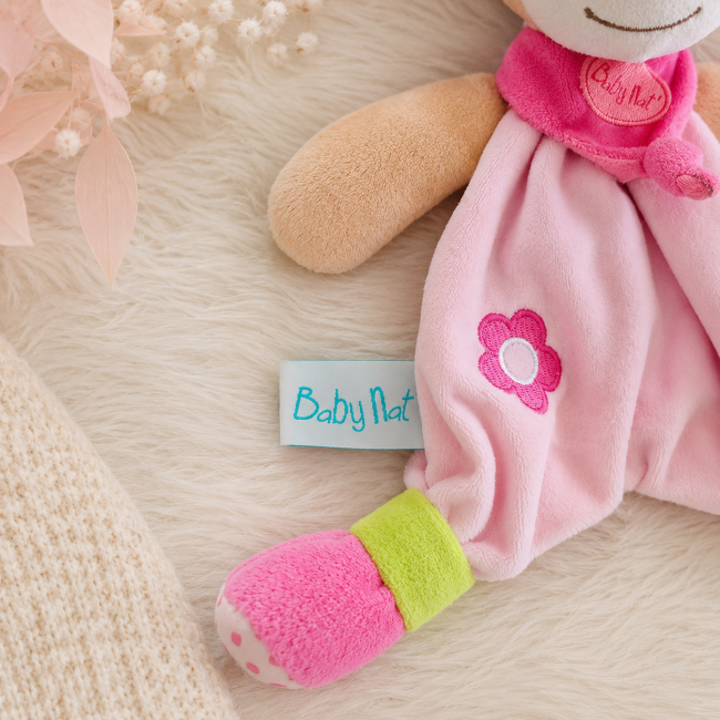  Détail tissu et étiquette Baby Nat’ doudou bébé