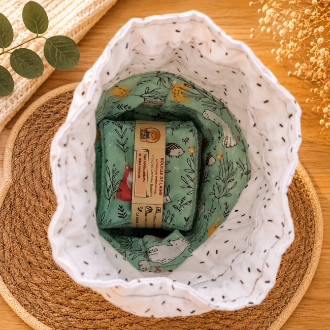 Intérieur du pochon artisanal contenant les lingettes lavables en fibre de bambou