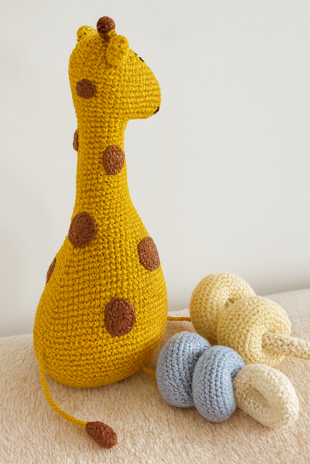 Jouet girafe en crochet avec anneaux suspendus colorés pour motricité fin