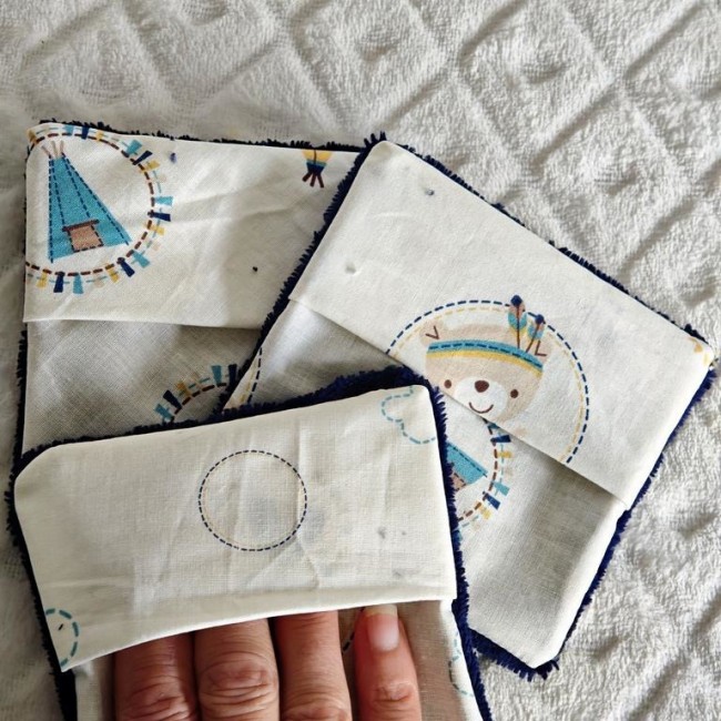 Lingette démaquillante lavable avec poche pour la main en fibre de bambou bleu et motif indien